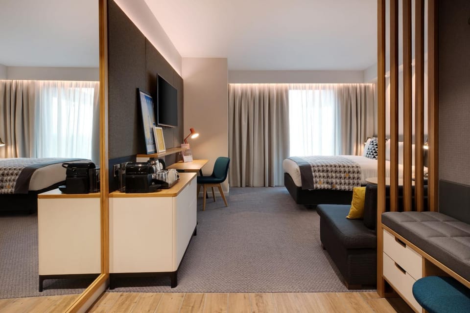 Communal lounge/ TV room, Bed, TV and multimedia, Photo of the whole room, Seating area, Bedroom, hair dresser