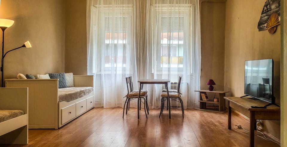 Bed, TV and multimedia, Living room, Photo of the whole room, Dining area