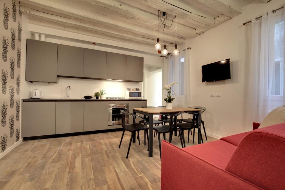 Kitchen or kitchenette, Dining area