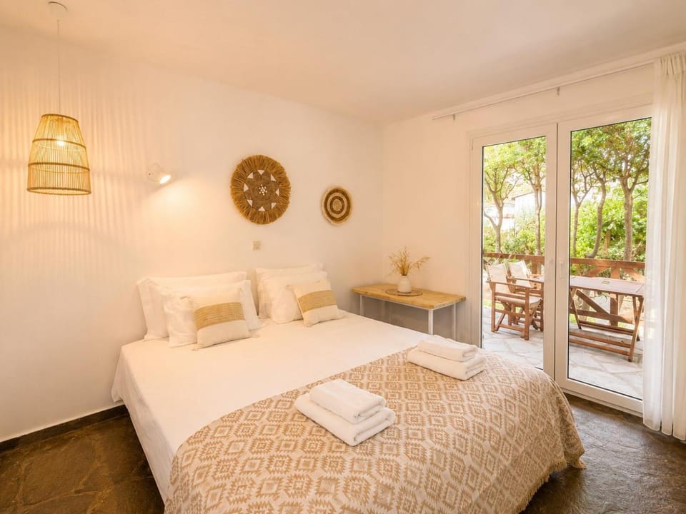 Bed, Living room, Bedroom