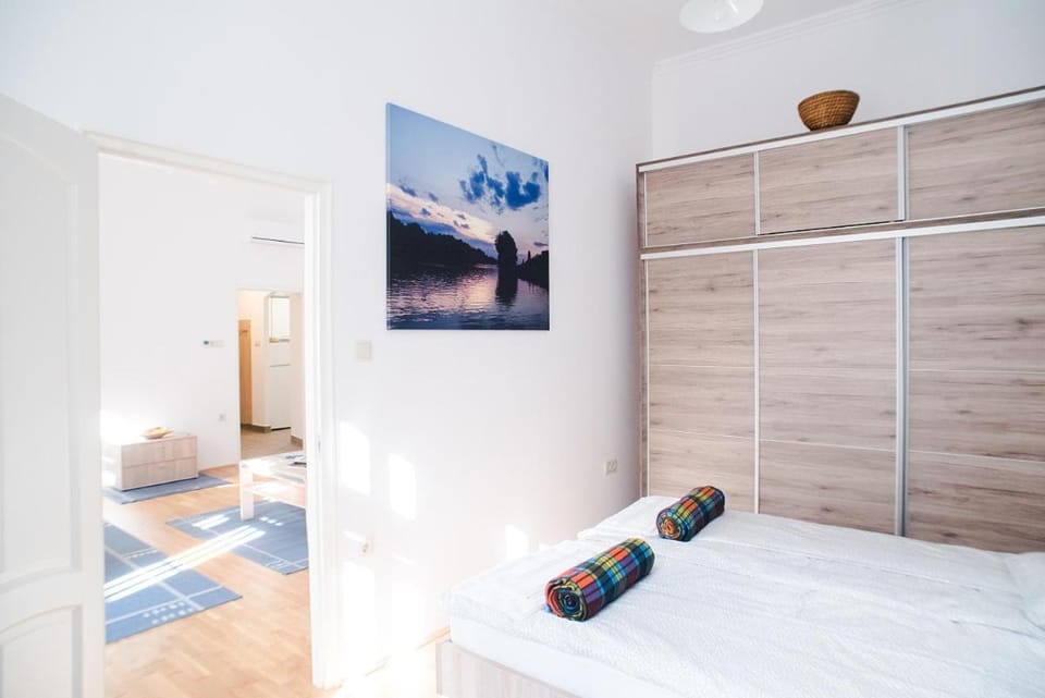 Bed, Photo of the whole room, Decorative detail, Bedroom