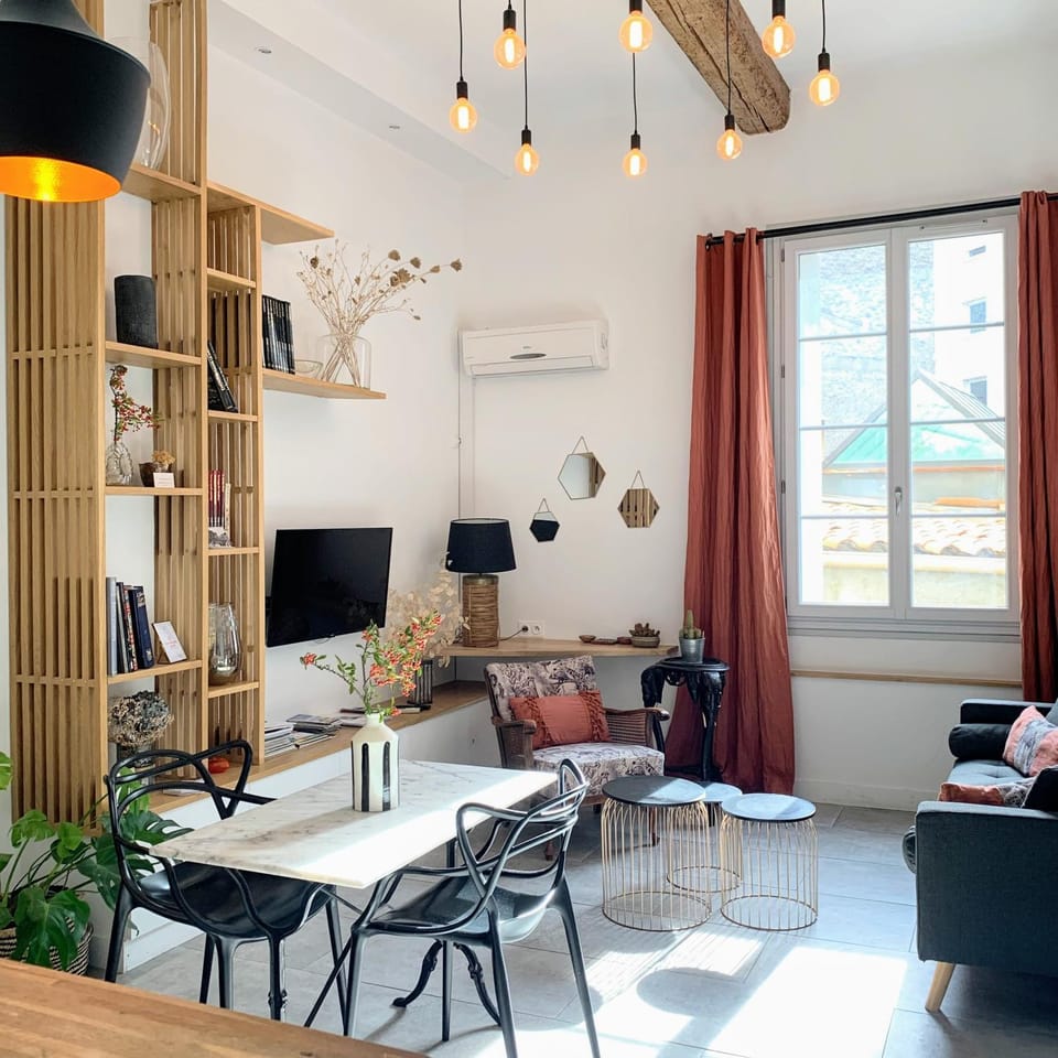 TV and multimedia, Living room, Seating area, Dining area, air conditioner