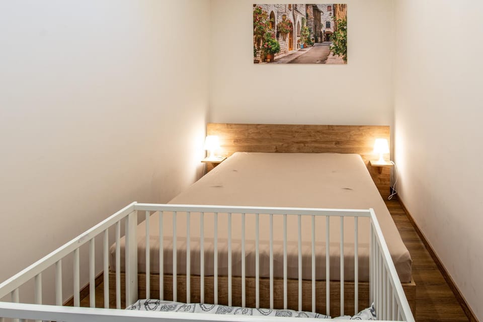 Bedroom, cot