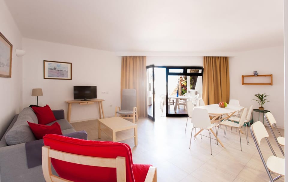 TV and multimedia, Living room, Seating area, Dining area