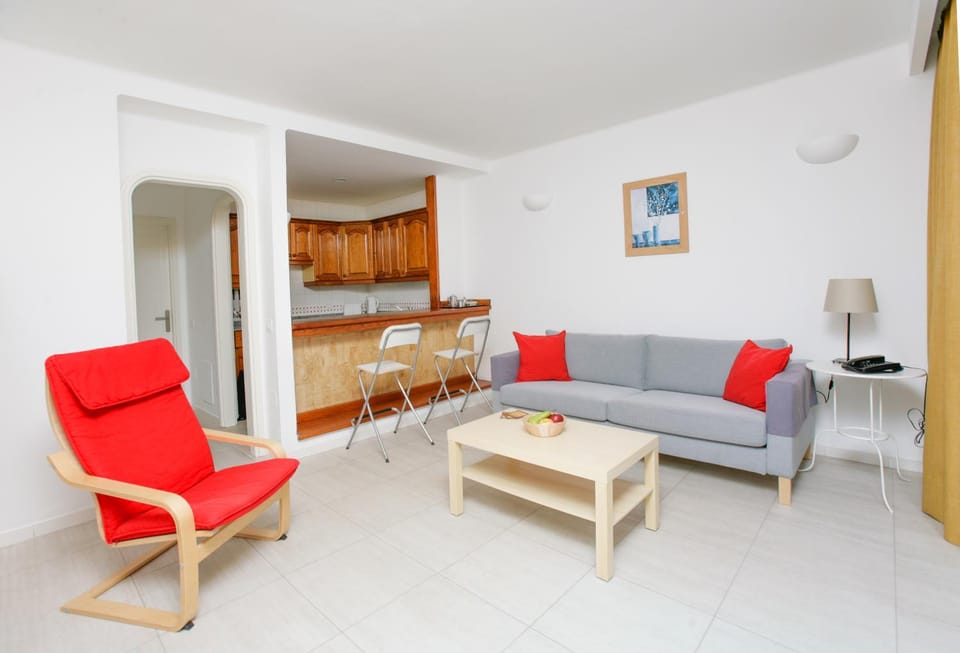 Coffee/tea facilities, Living room, Seating area