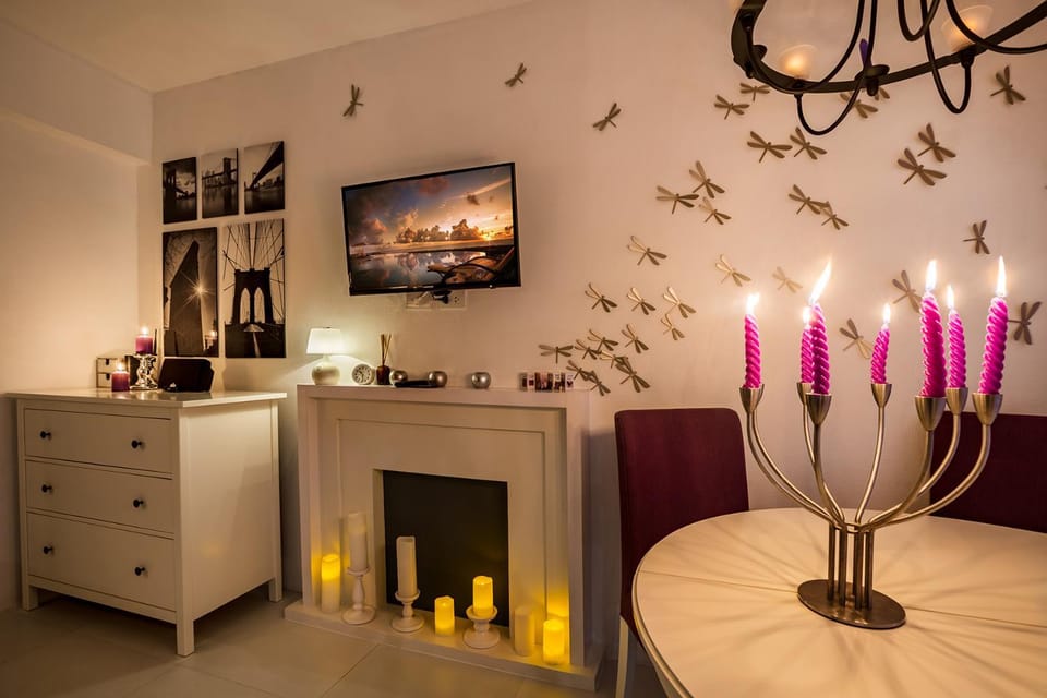 TV and multimedia, Dining area, fireplace
