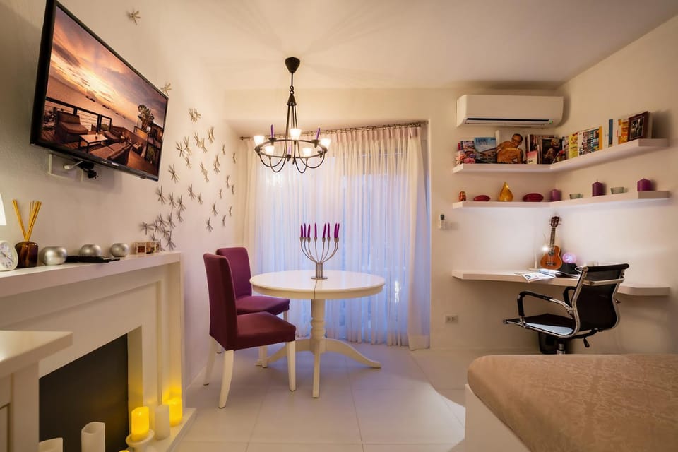 Seating area, Dining area, air conditioner