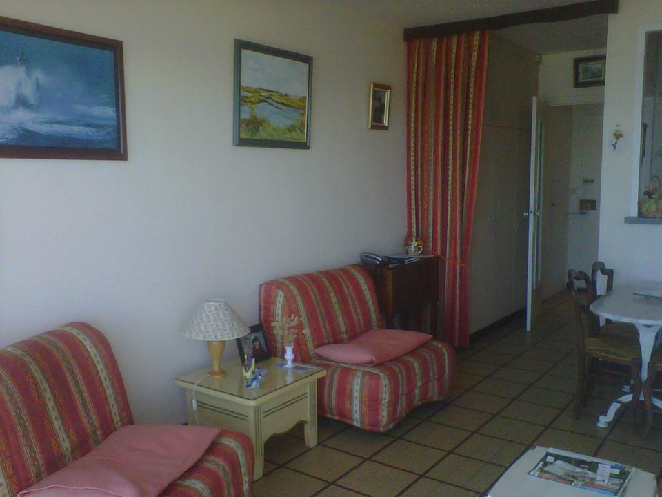 Studio Face Plage aux Sables d'Olonne avec Balcon, Ascenseur et Proximité Centre-Ville - FR-1-331-46 Apartment in Les Sables-d'Olonne