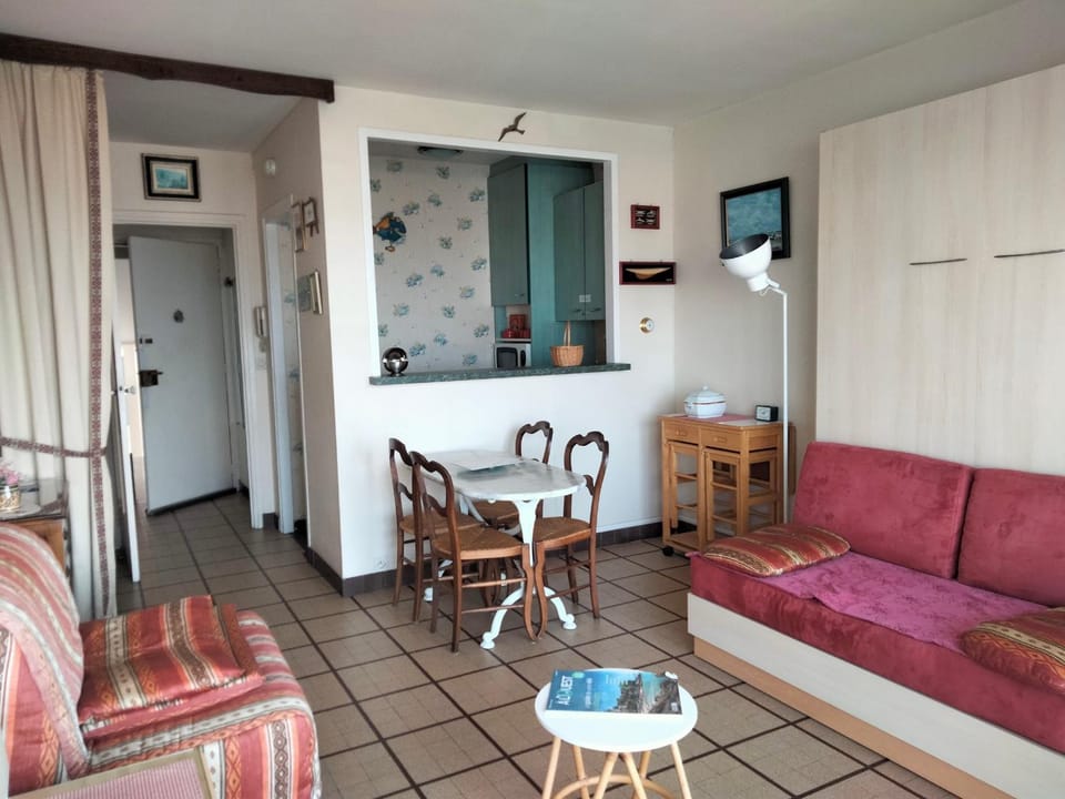 Studio Face Plage aux Sables d'Olonne avec Balcon, Ascenseur et Proximité Centre-Ville - FR-1-331-46 Apartment in Les Sables-d'Olonne