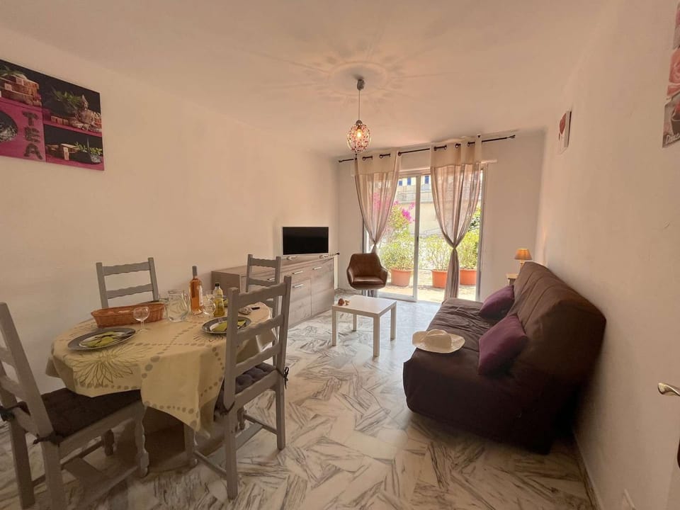Appartement T2 avec Terrasse et Parking Privé à 300m de Port Fréjus Apartment in Fréjus
