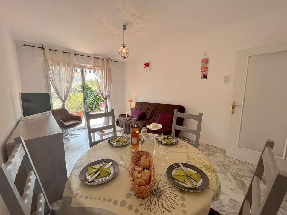Appartement T2 avec Terrasse et Parking Privé à 300m de Port Fréjus Apartment in Fréjus