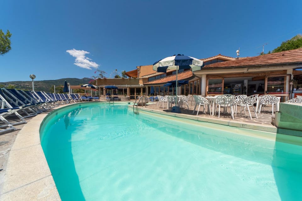 Swimming pool, sunbed