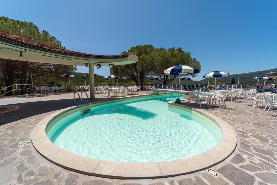 Swimming pool, sunbed