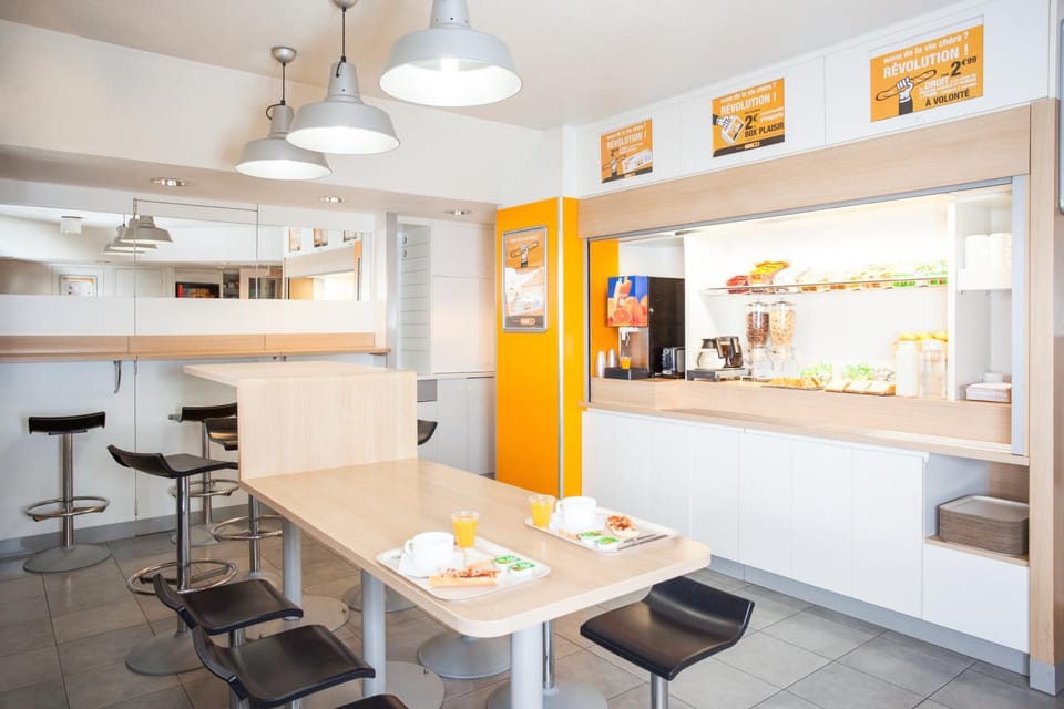 Restaurant/places to eat, Kitchen or kitchenette, Breakfast
