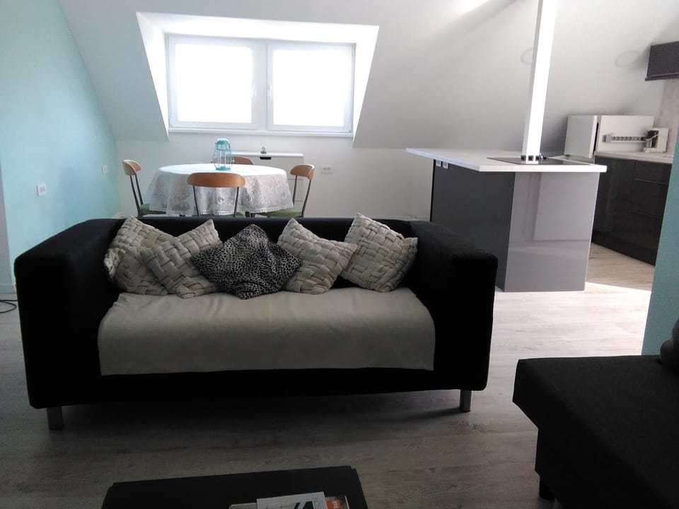 TV and multimedia, Kitchen or kitchenette, Living room, Seating area, Dining area