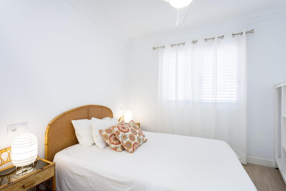 Bed, Photo of the whole room, Bedroom, fireplace