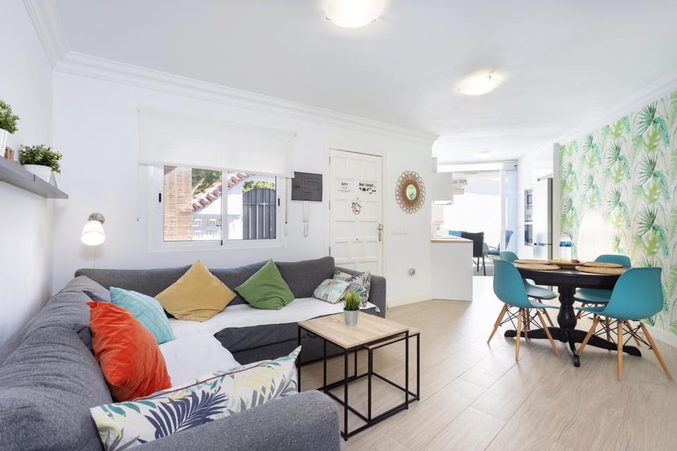 Living room, Photo of the whole room, Decorative detail, Seating area, Dining area