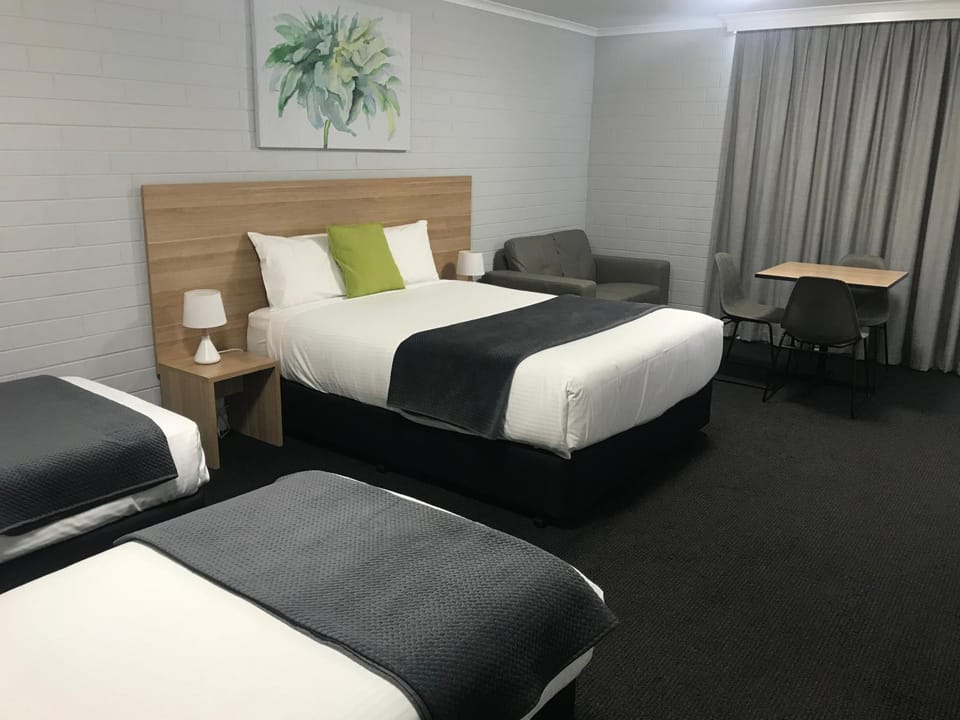 Bed, Photo of the whole room, Seating area