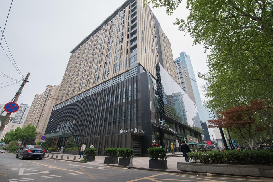 Property building, Day, City view, Location