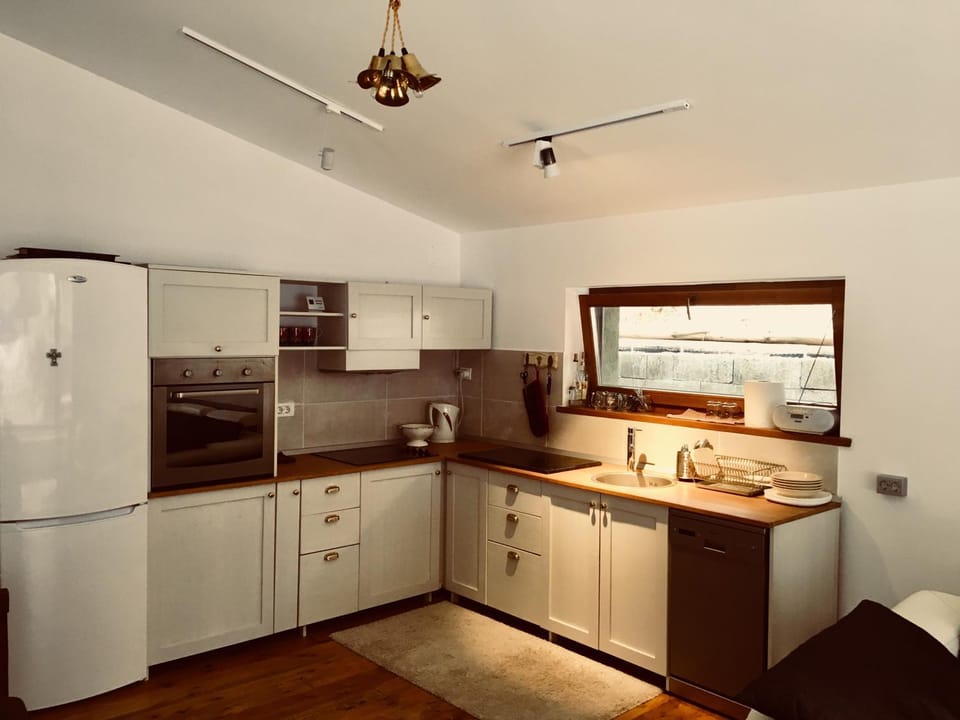 Coffee/tea facilities, Kitchen or kitchenette, Dining area, Food