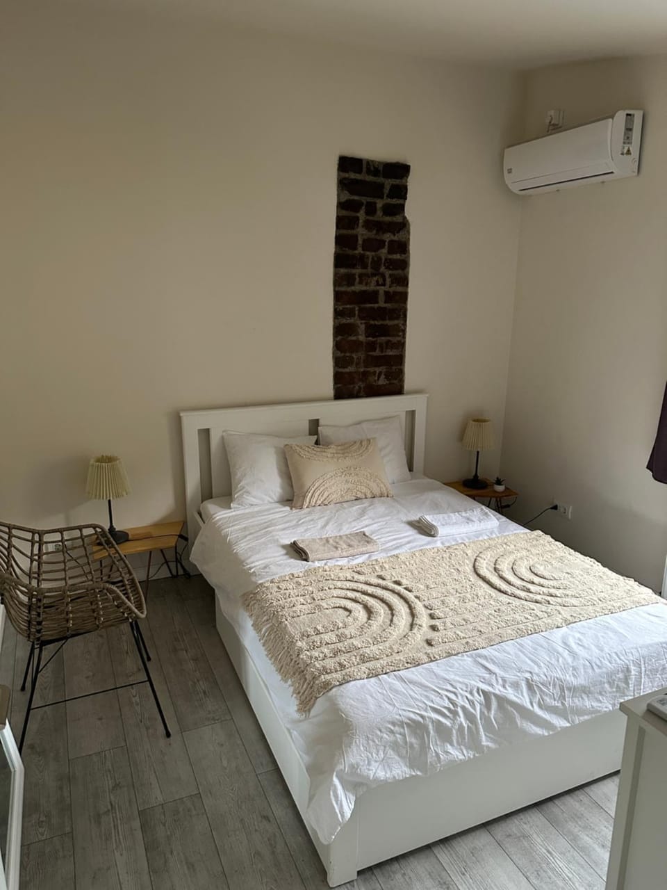 Bed, Bedroom, air conditioner