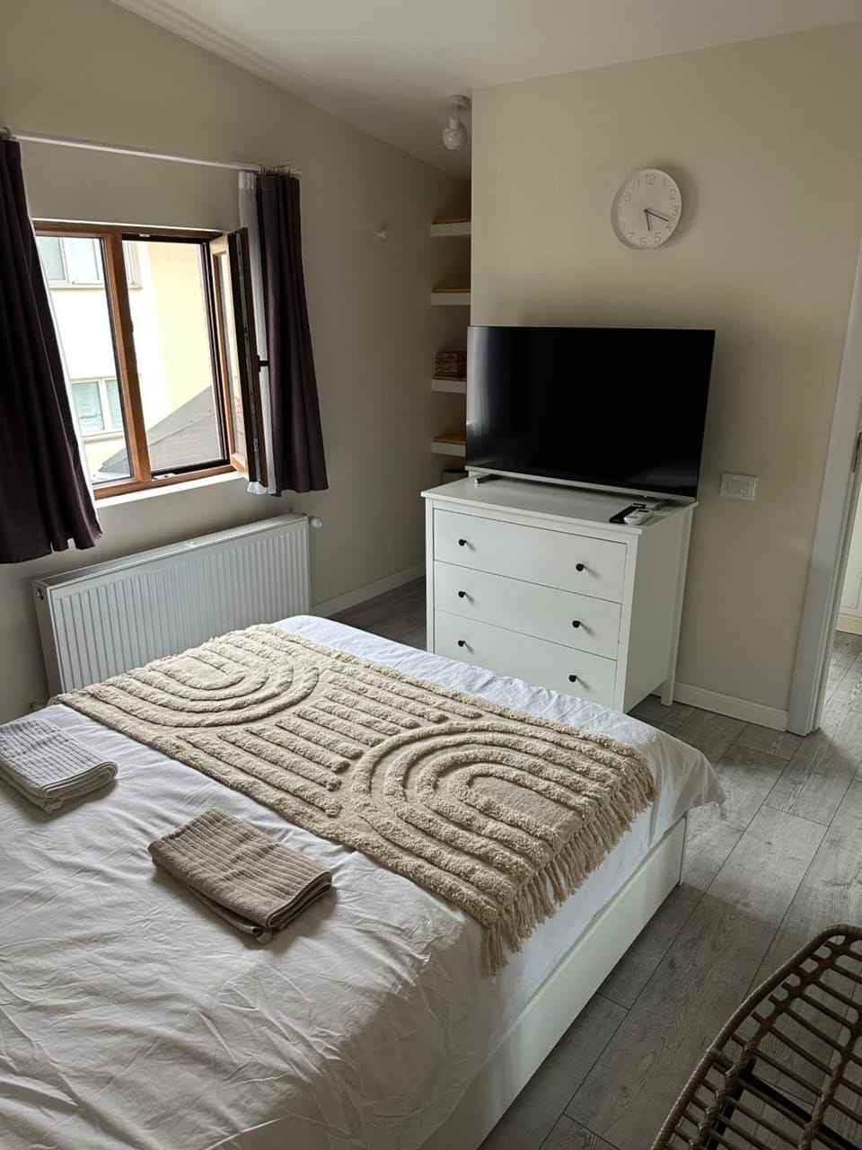 Bed, TV and multimedia, Bedroom