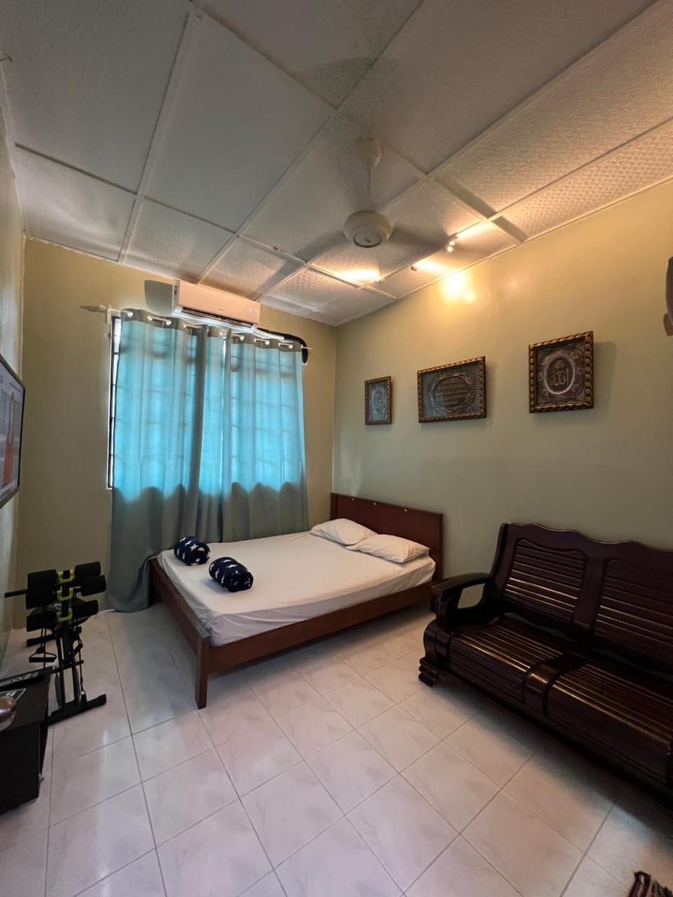 Bed, TV and multimedia, Seating area, Bedroom, fireplace
