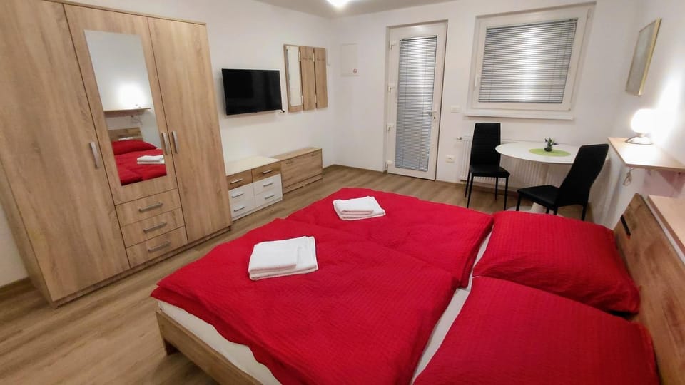 Bed, TV and multimedia, Seating area, Bedroom, towels