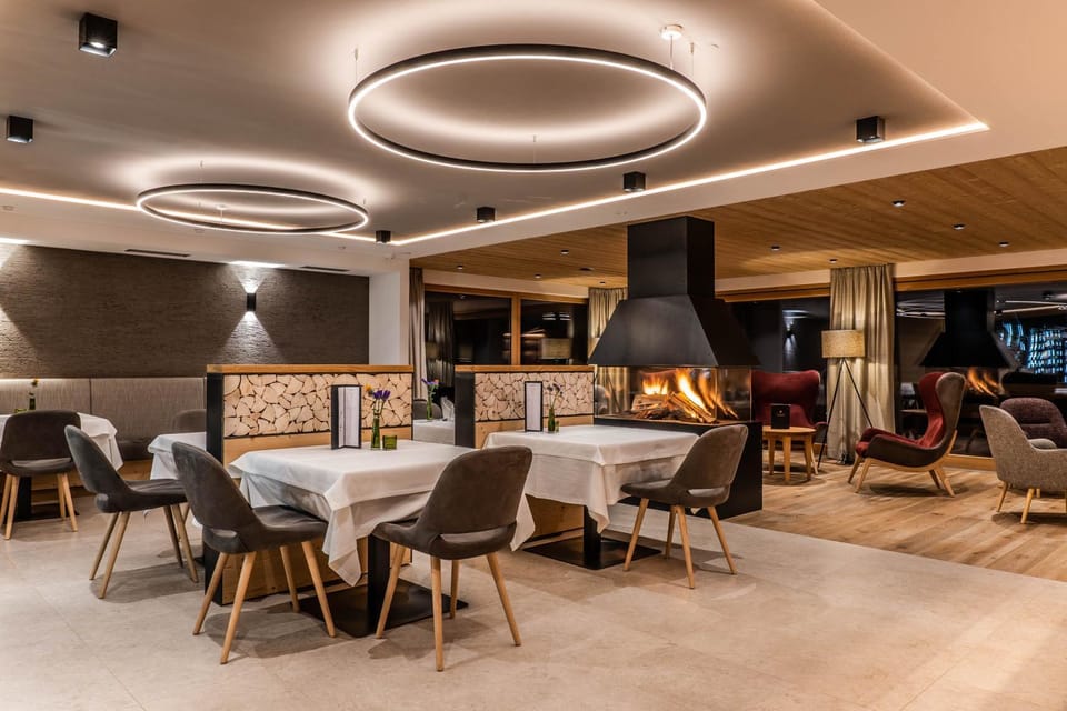 Restaurant/places to eat, Lounge or bar