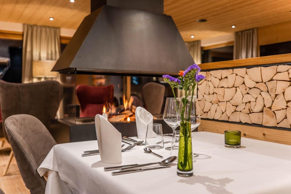 Restaurant/places to eat, Lounge or bar