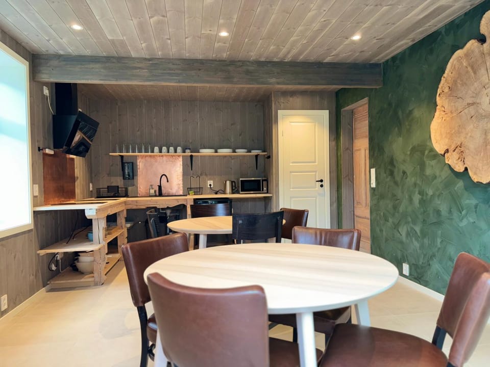 Kitchen or kitchenette, Living room, Seating area, Dining area