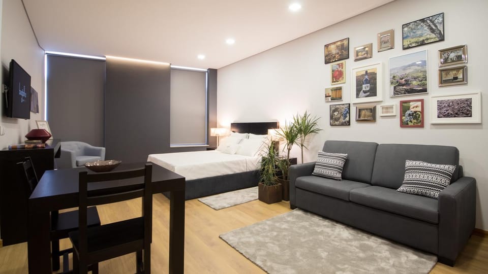 Coffee/tea facilities, Kitchen or kitchenette, Dining area, Bedroom