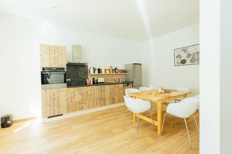 Kitchen or kitchenette, Dining area
