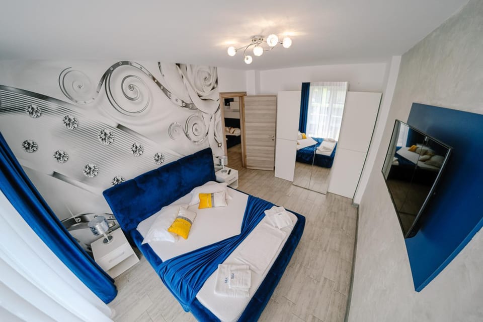 Bed, TV and multimedia, Photo of the whole room, Bedroom