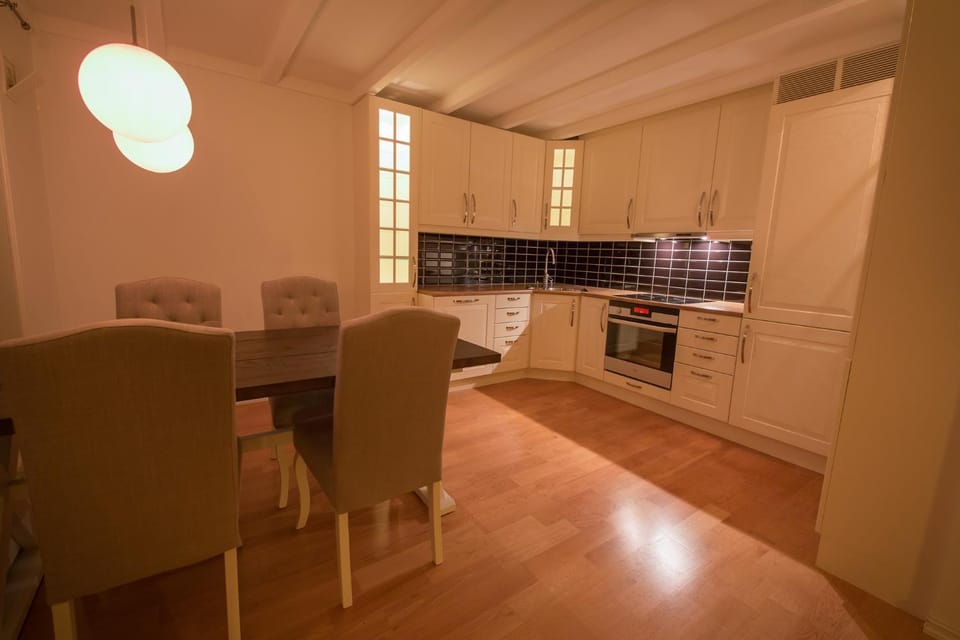 Kitchen or kitchenette, Dining area
