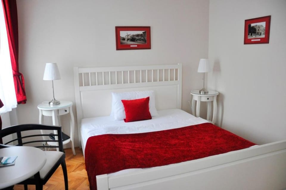 Bed, Living room, Photo of the whole room, Seating area