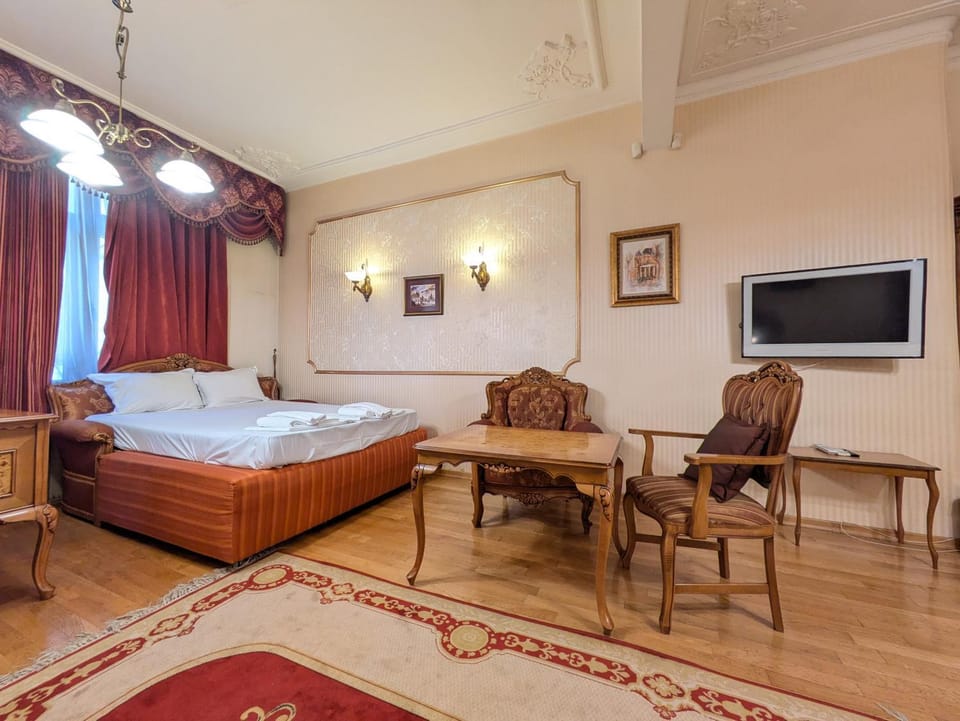 Bed, TV and multimedia, Seating area, Dining area