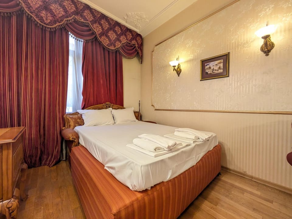 Bed, Seating area