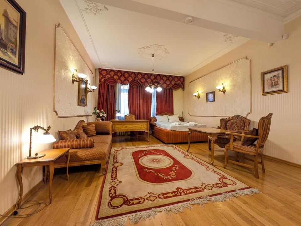 Bed, Living room, Photo of the whole room, Seating area, Dining area