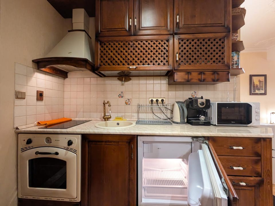 Coffee/tea facilities, Kitchen or kitchenette, microwave, oven, stove