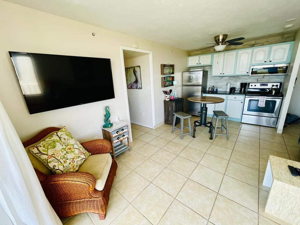 Kitchen or kitchenette, Living room, Seating area, Dining area