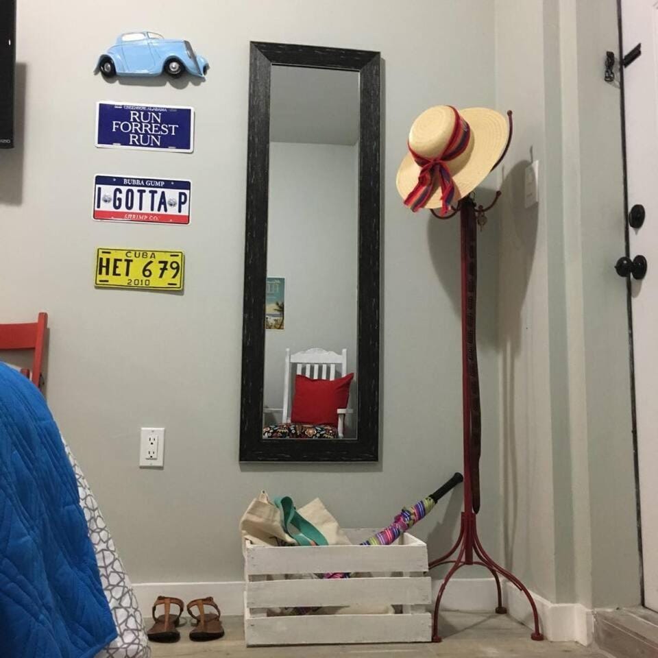 Walk to Restaurants and Shops - 5S Apartment in Coral Gables