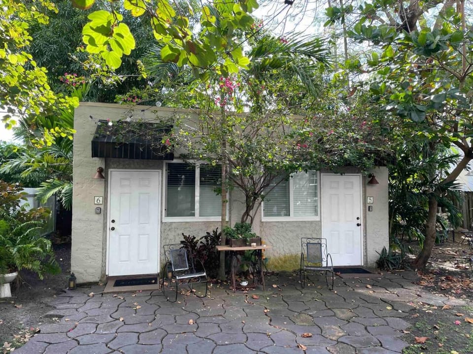 Walk to Restaurants and Shops - 5S Apartment in Coral Gables