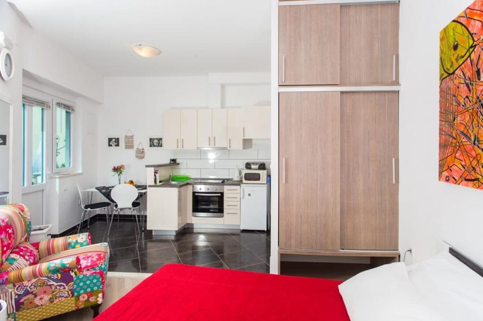 Kitchen or kitchenette, Living room, Photo of the whole room, Seating area, Dining area, minibar, pet friendly