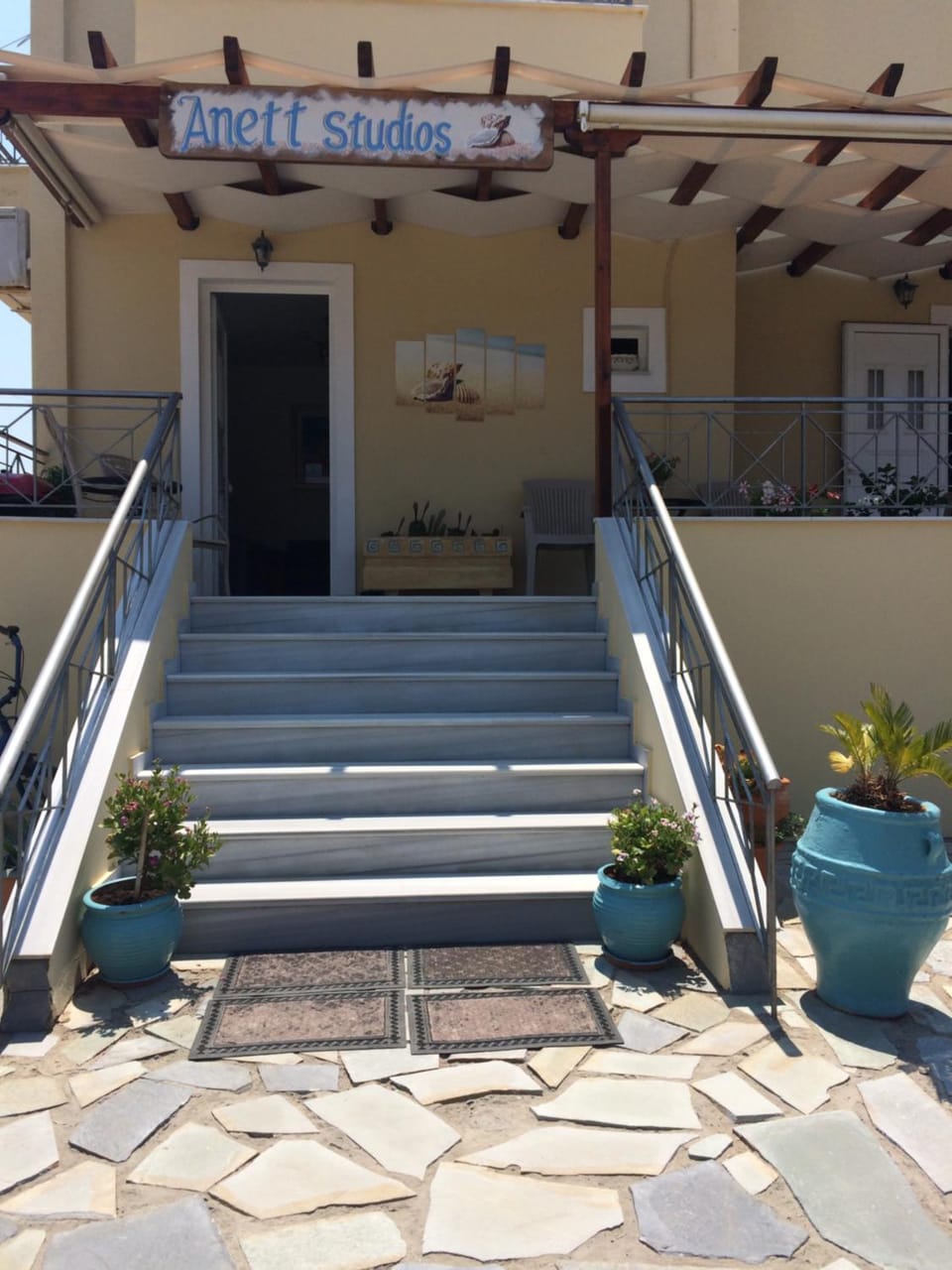Facade/entrance