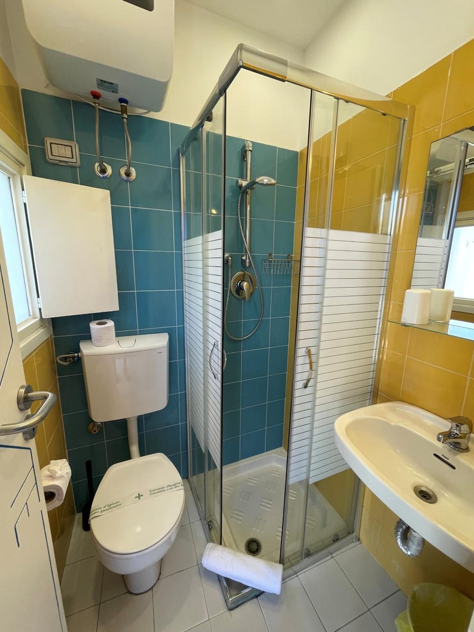 Shower, Toilet, Bathroom, towels