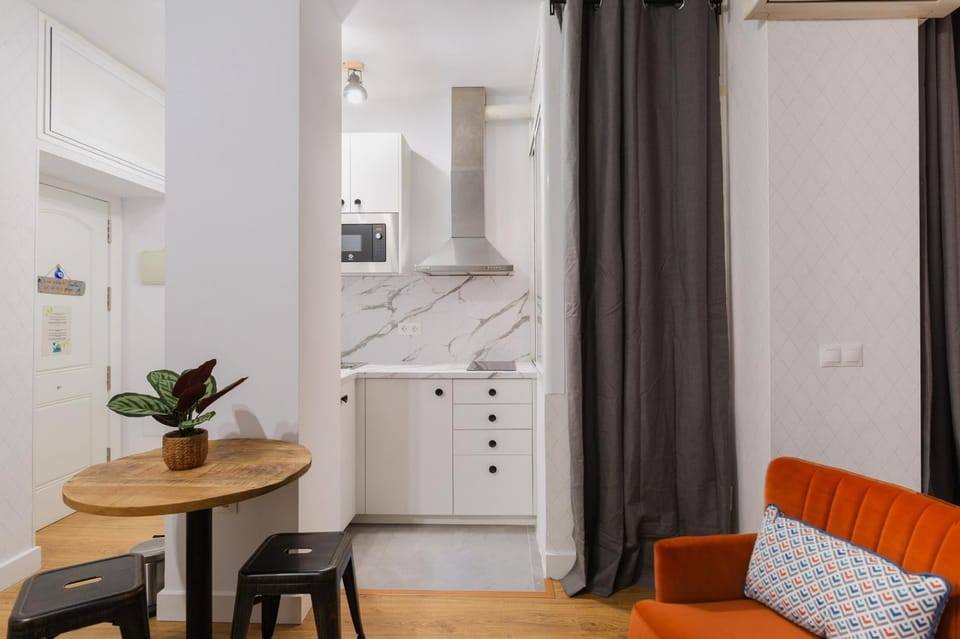 Dining area, internet, minibar, stove, kitchen, air conditioner