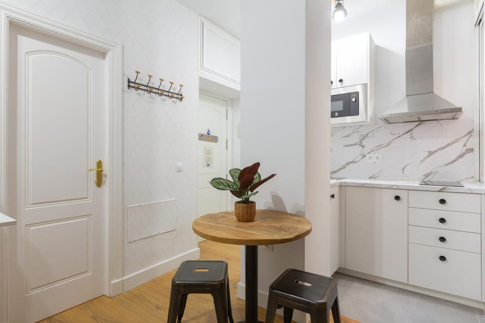 Dining area, internet, minibar, stove, kitchen, air conditioner