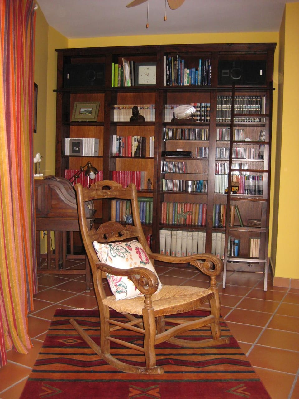 Communal lounge/ TV room, Library, Living room, Seating area