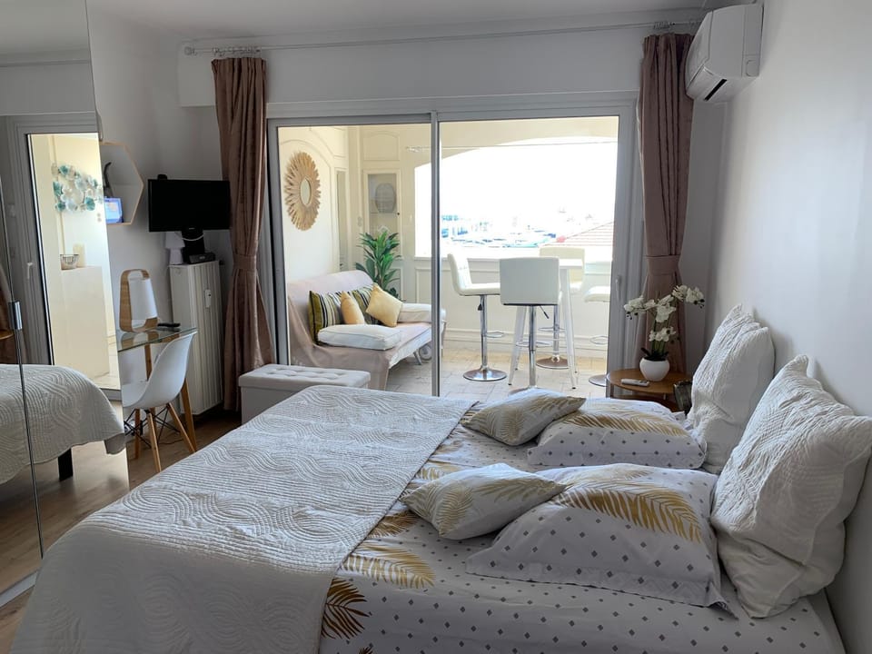 Bed, Balcony/Terrace, Bedroom, Sea view